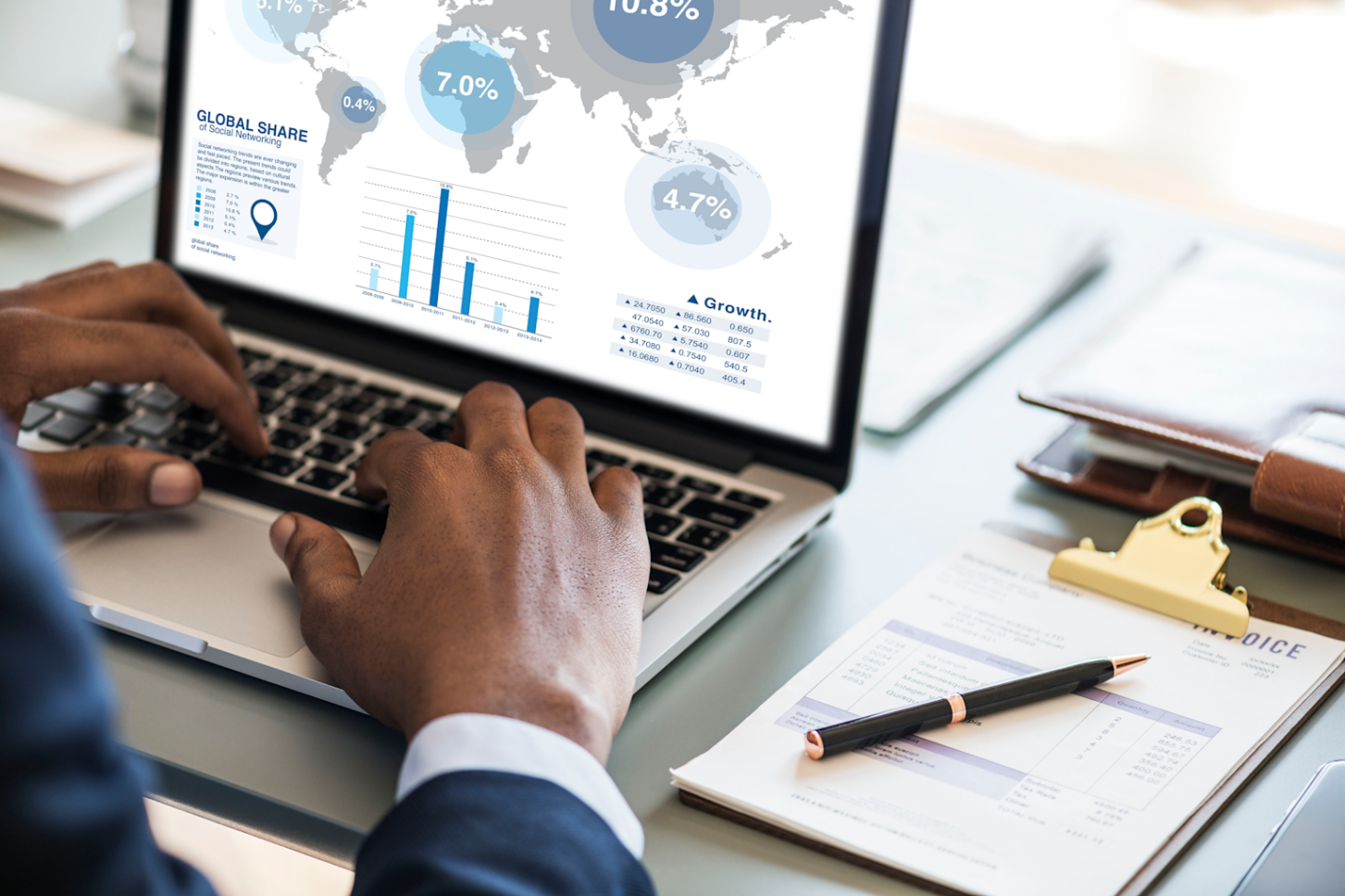 Empreendedor solo trabalhando em negócios globais